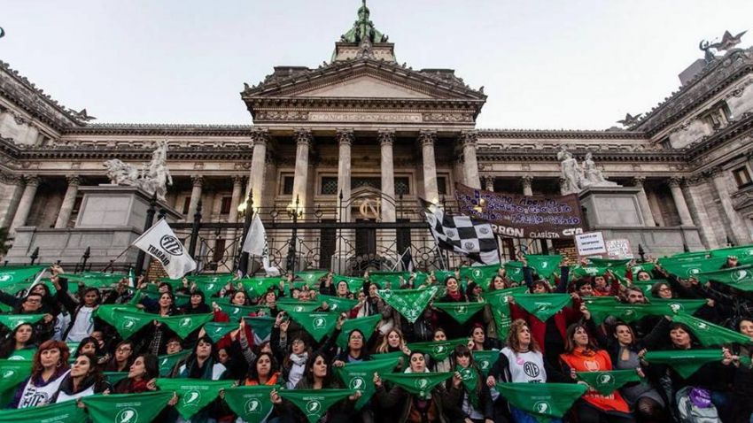 Con pañuelazos y charlas en los sectores, ATE Capital apoya la despenalización y la legalización del aborto