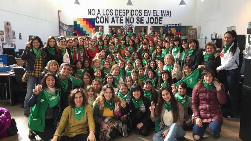Con pañuelazos y charlas en los sectores, ATE Capital apoya la despenalización y la legalización del aborto