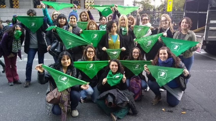 Con pañuelazos y charlas en los sectores, ATE Capital apoya la despenalización y la legalización del aborto