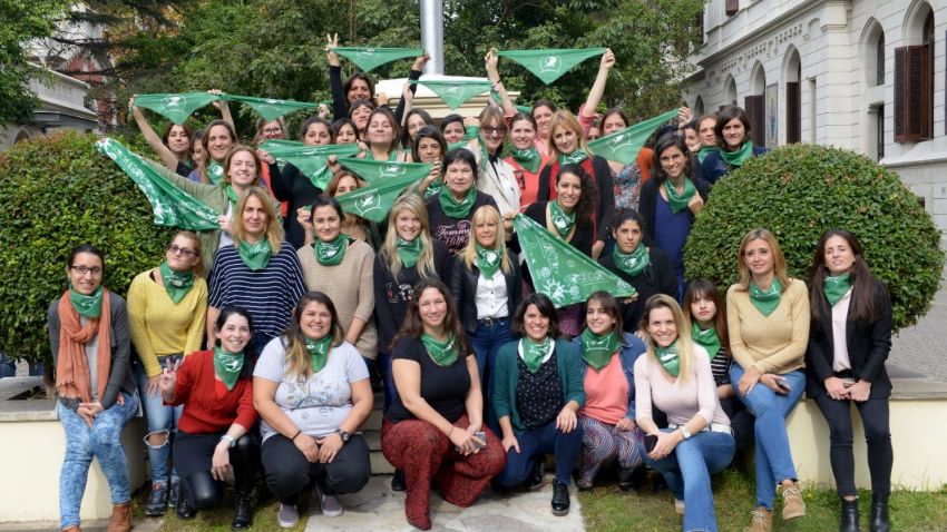 Con pañuelazos y charlas en los sectores, ATE Capital apoya la despenalización y la legalización del aborto
