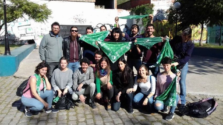 Con pañuelazos y charlas en los sectores, ATE Capital apoya la despenalización y la legalización del aborto