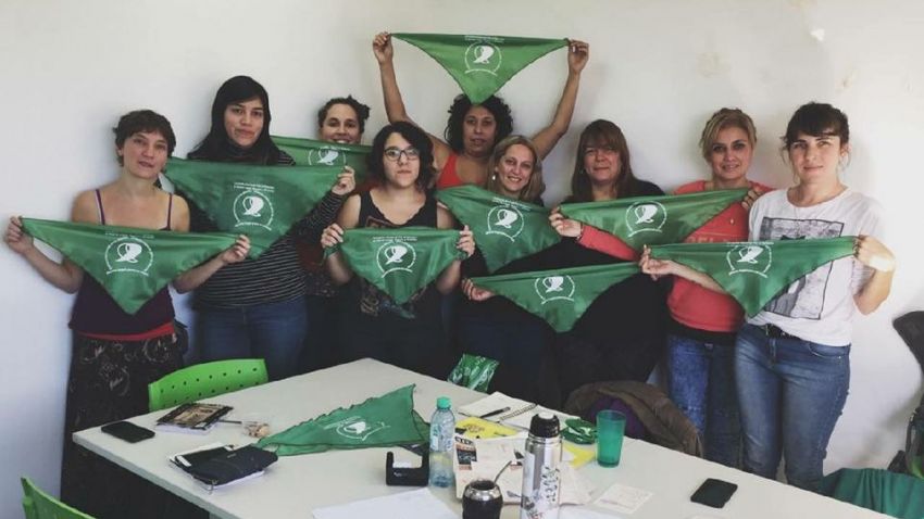 Con pañuelazos y charlas en los sectores, ATE Capital apoya la despenalización y la legalización del aborto