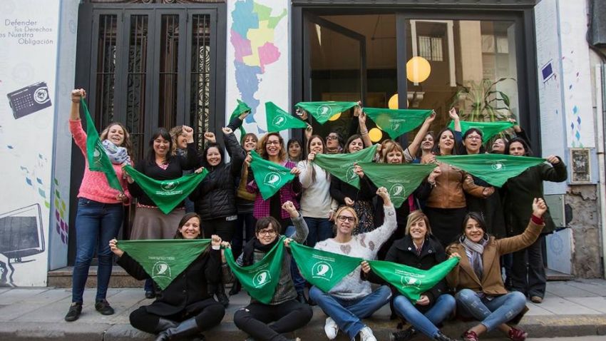 Con pañuelazos y charlas en los sectores, ATE Capital apoya la despenalización y la legalización del aborto