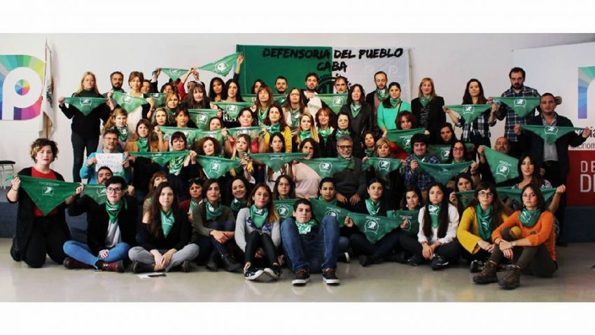 Con pañuelazos y charlas en los sectores, ATE Capital apoya la despenalización y la legalización del aborto