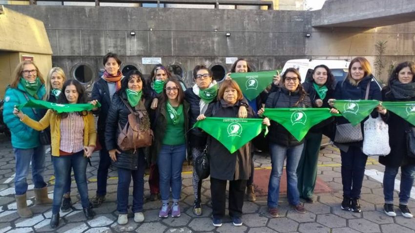 Con pañuelazos y charlas en los sectores, ATE Capital apoya la despenalización y la legalización del aborto