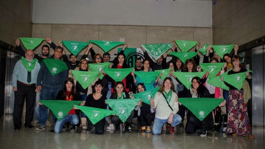 Con pañuelazos y charlas en los sectores, ATE Capital apoya la despenalización y la legalización del aborto