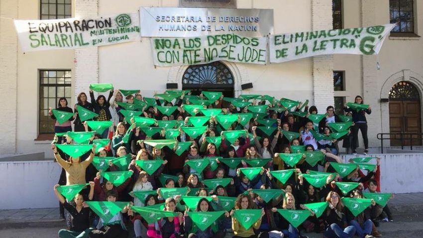 Con pañuelazos y charlas en los sectores, ATE Capital apoya la despenalización y la legalización del aborto