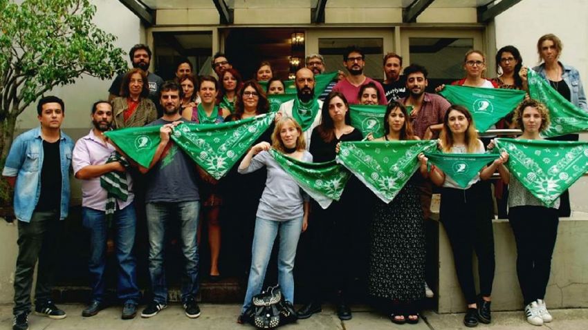 Con pañuelazos y charlas en los sectores, ATE Capital apoya la despenalización y la legalización del aborto