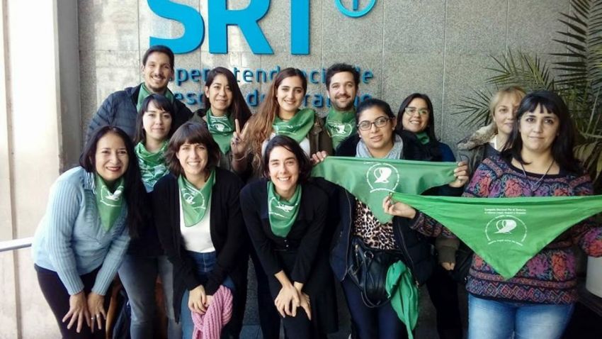 Con pañuelazos y charlas en los sectores, ATE Capital apoya la despenalización y la legalización del aborto
