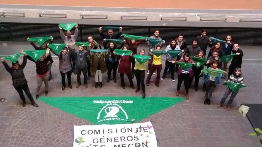 Con pañuelazos y charlas en los sectores, ATE Capital apoya la despenalización y la legalización del aborto