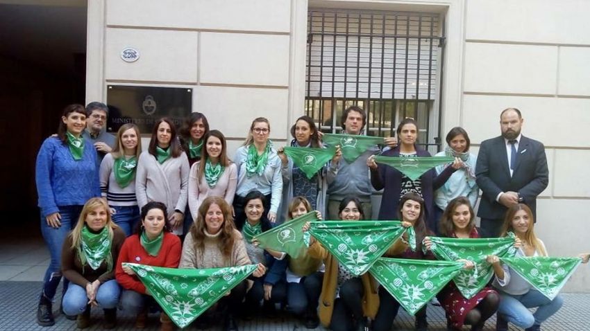 Con pañuelazos y charlas en los sectores, ATE Capital apoya la despenalización y la legalización del aborto
