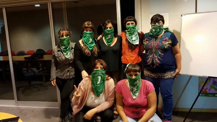 Con pañuelazos y charlas en los sectores, ATE Capital apoya la despenalización y la legalización del aborto
