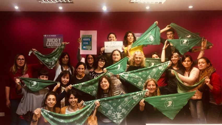 Con pañuelazos y charlas en los sectores, ATE Capital apoya la despenalización y la legalización del aborto