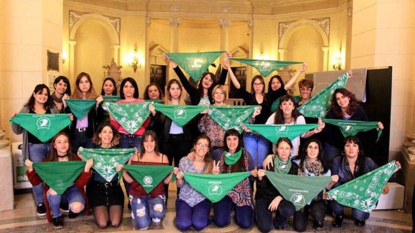 Con pañuelazos y charlas en los sectores, ATE Capital apoya la despenalización y la legalización del aborto