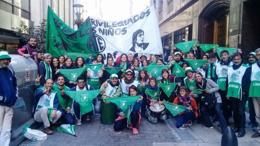 Con pañuelazos y charlas en los sectores, ATE Capital apoya la despenalización y la legalización del aborto