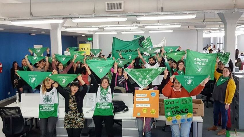 Con pañuelazos y charlas en los sectores, ATE Capital apoya la despenalización y la legalización del aborto