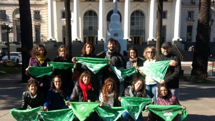 Con pañuelazos y charlas en los sectores, ATE Capital apoya la despenalización y la legalización del aborto