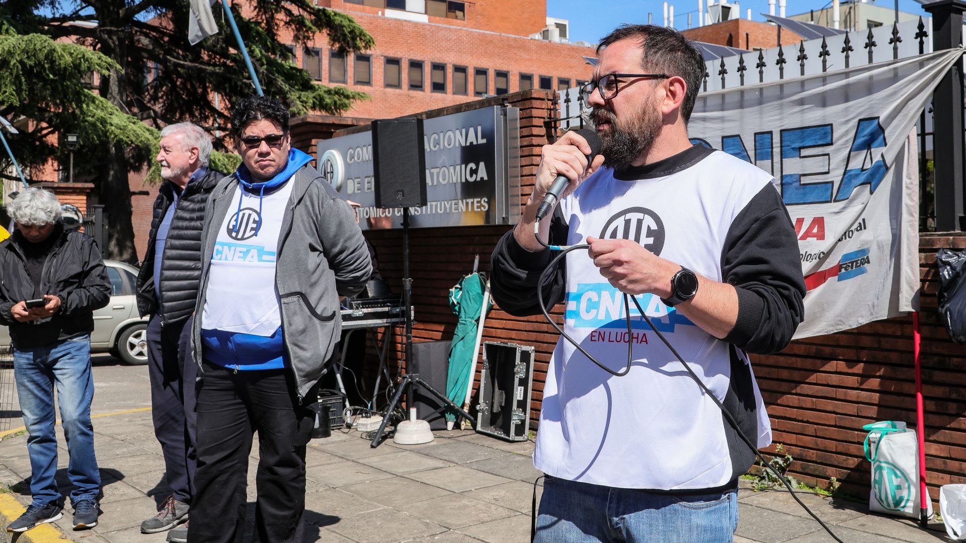 Banderazo en las puertas del Centro Atómico Constituyentes (CAC)